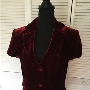 Velvet blazer in Crimson. Perfect form holidays.